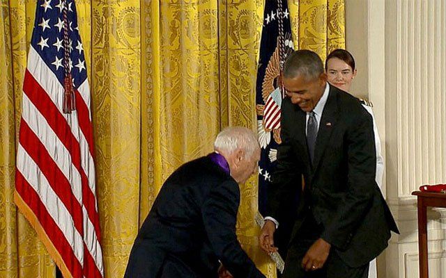 Video: comediante bromea con bajarle los pantalones a Obama