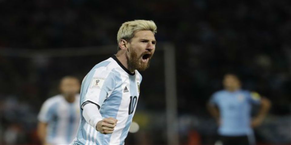 Messi regresa para dar el triunfo a Argentina el Clásico del Río de la Plata Messi regresa para dar el triunfo a Argentina el Clásico del Río de la Plata