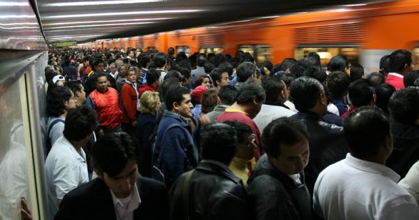 ¿Cuánto tiempo se pierde camino al trabajo en la Ciudad de México? - metro-embotellamiento