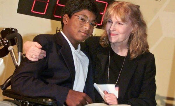 Confirman suicidio del hijo de Mia Farrow
