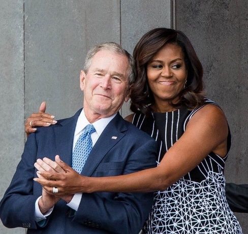 Barack Obama se convierte en el fotógrafo de George Bush - michelle-obama-1
