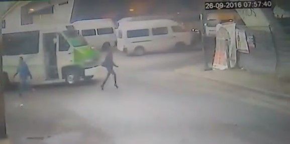Video: microbús atropella a mujer y se da a la fuga