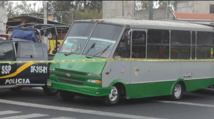 Microbús atropella a vendedor de banderas Microbús atropella a vendedor de banderas