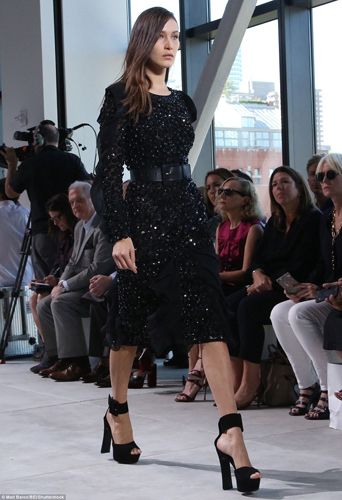 La caída de Bella Hadid en pleno desfile de Michael Kors en NY - modelo-2