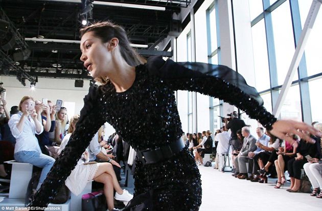 La caída de Bella Hadid en pleno desfile de Michael Kors en NY - modelo-3