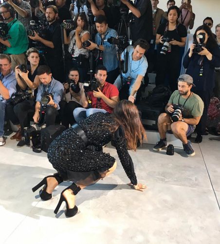 La caída de Bella Hadid en pleno desfile de Michael Kors en NY - modelo-8