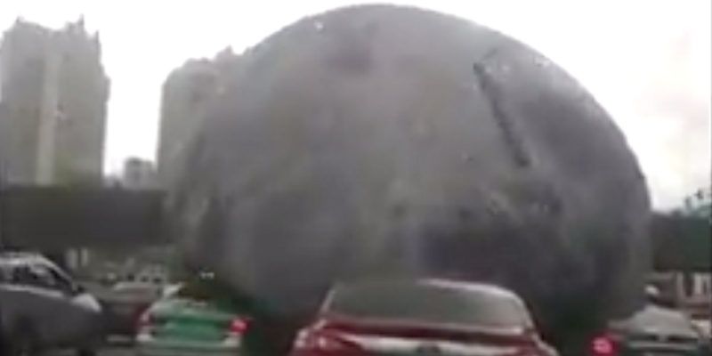 Video: inflable gigante de luna se desata por las calles de China