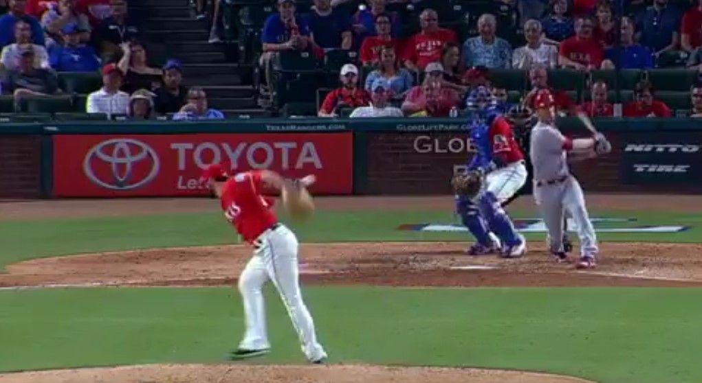 Video: increíble atrapada de un pitcher de los Rangers