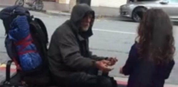 #Viral: niña regala su comida a indigente