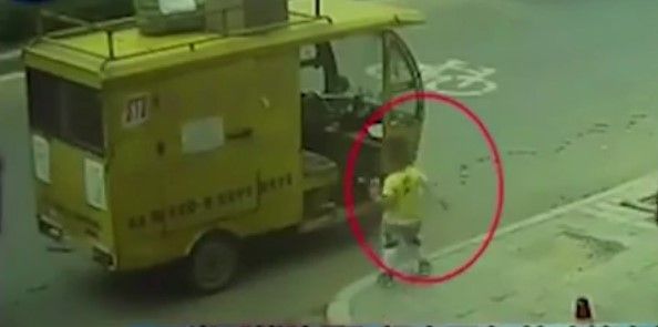 Video: niño de 3 años conduce camioneta y choca contra vehículo