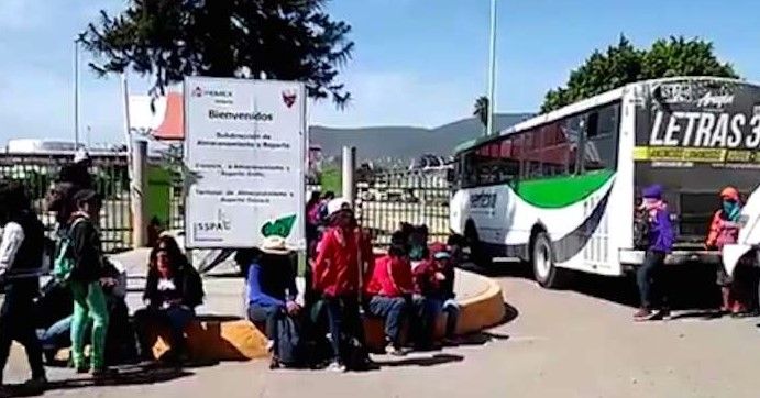 Normalistas bloquean planta de Pemex en Oaxaca - normalistas-1
