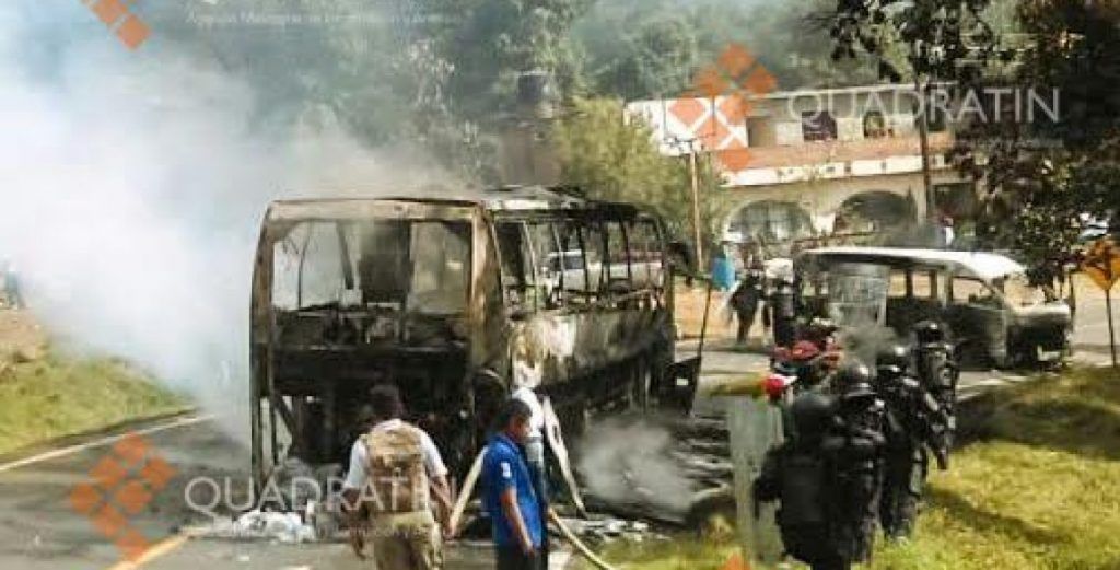 Liberan a mando policíaco retenido por normalistas en Michoacán - normalistas-2-1024x521