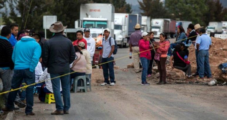 Normalistas bloquean planta de Pemex en Oaxaca