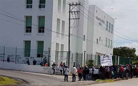Normalistas de Ayotzinapa vandalizan Palacio de Justicia de Iguala - normalistas-palacio-iguala