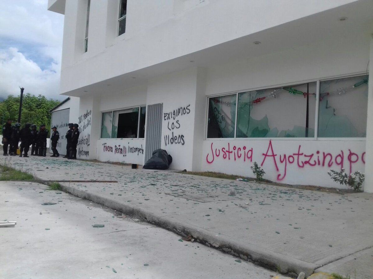 Normalistas de Ayotzinapa vandalizan Palacio de Justicia de Iguala