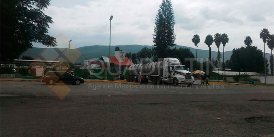 Liberan normalistas accesos de planta de Pemex en Oaxaca