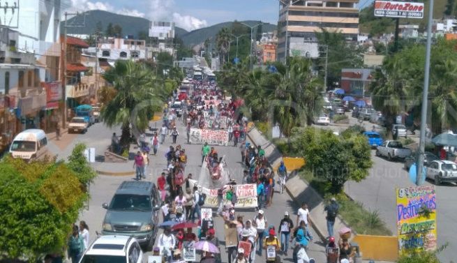Marchan padres de los 43 normalistas en Chilpancingo - padres-normalistas
