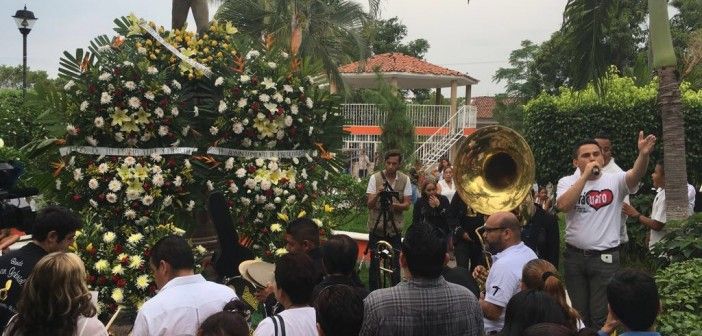 Paracuarenses rezan en honor a Juan Gabriel