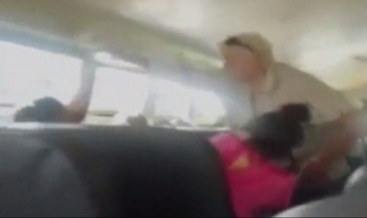 Conductora de autobús en EE.UU. moja a estudiante y lo critica por hablar español