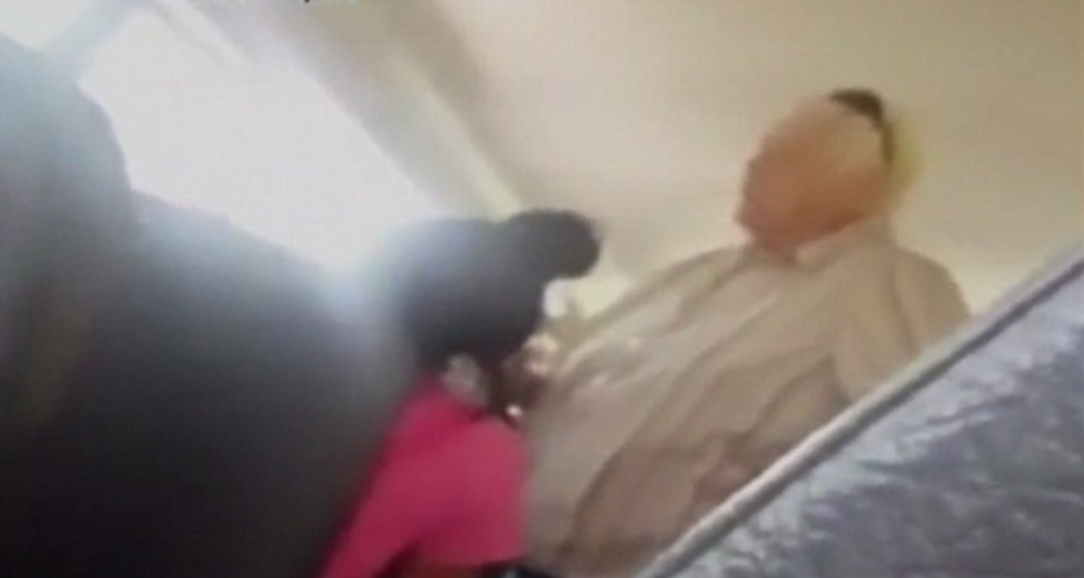 Conductora de autobús en EE.UU. moja a estudiante y lo critica por hablar español - pelea-autobus