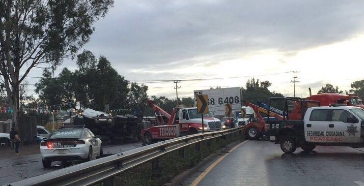 Vuelca pipa en Lechería-Texcoco