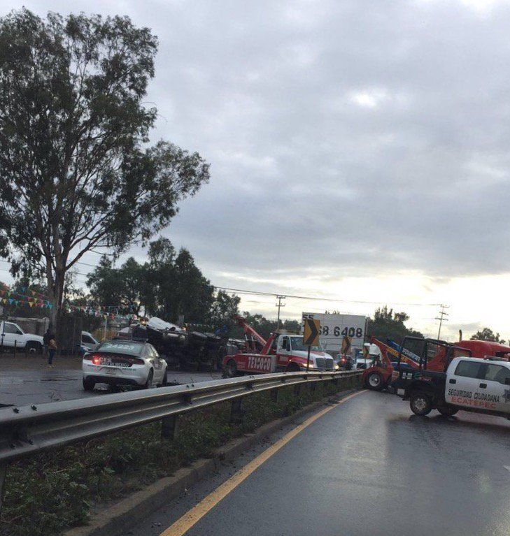 Vuelca pipa en Lechería-Texcoco - pipa-mexico-texcoco