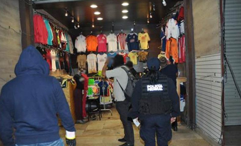 PGR asegura 29 toneladas de ropa falsificada en la Ciudad de México - pirateria-ropa-PGR