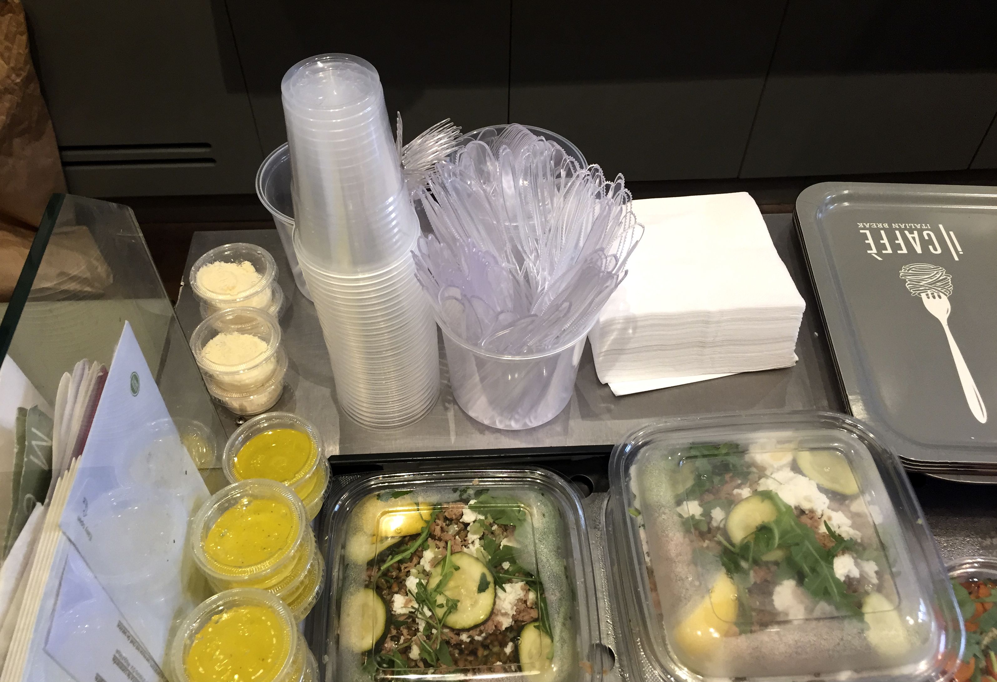 Francia prohíbe el uso de platos y cubiertos de plástico