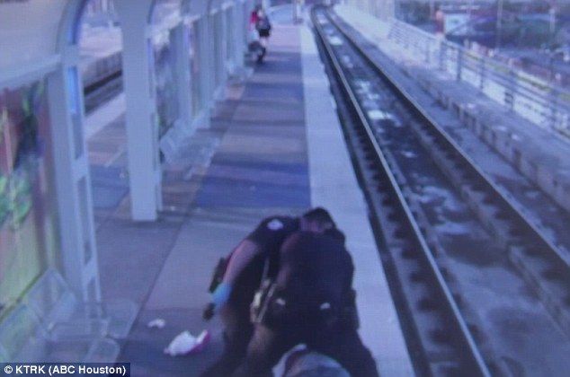 Video: oficial da golpiza a hombre en estación de tren en Houston - policia-houston-1
