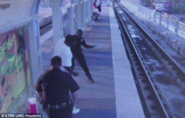 Video: oficial da golpiza a hombre en estación de tren en Houston
