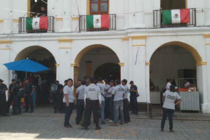 Detienen en Oaxaca a comandante de la policía por extorsión - policias-juchitan-702x468
