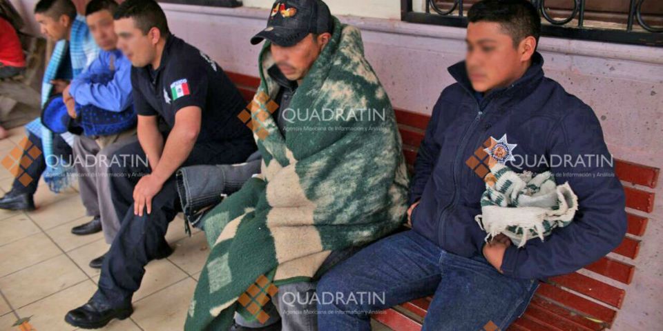 Liberan a los policías retenidos en Michoacán