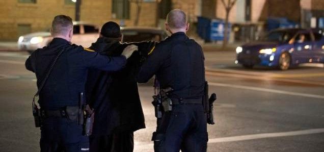 Detienen a policía por tráfico de drogas en Texas