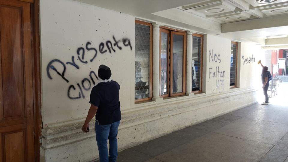 Padres de los 43 protestan en Chilpancingo