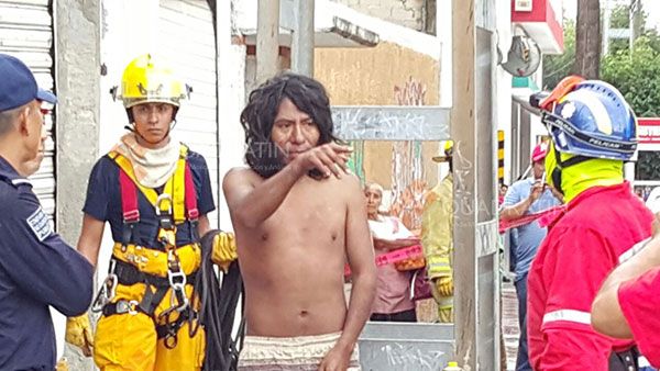 Bomberos rescatan a individuo que se subió a torre de alta tensión en Oaxaca - res1
