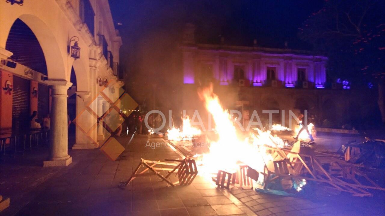 Policía Estatal desaloja del Zócalo de Oaxaca a la CNTE - ret11