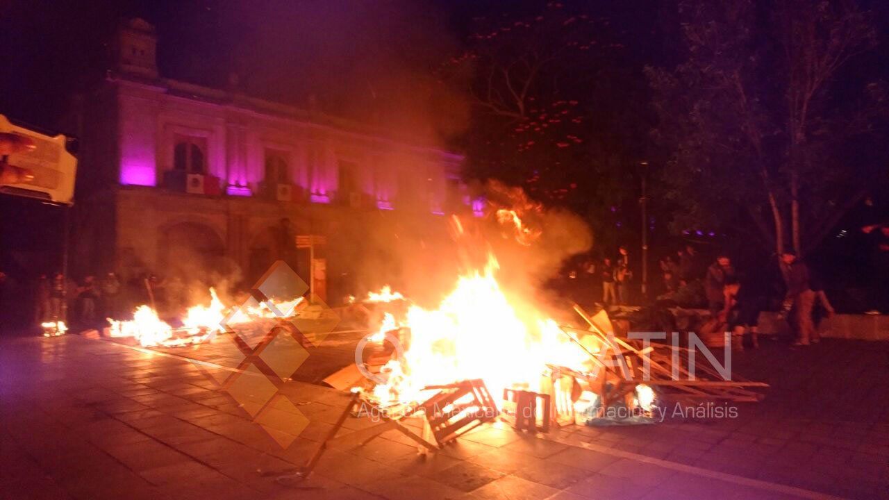 Policía Estatal desaloja del Zócalo de Oaxaca a la CNTE - ret12