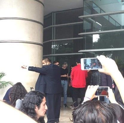 Roger Waters improvisa firma de autógrafos afuera de su hotel - roger-waters