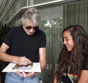 Roger Waters improvisa firma de autógrafos afuera de su hotel - roger-watersII
