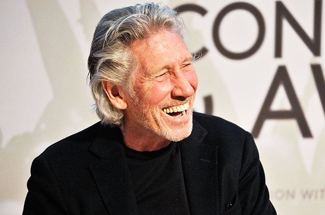 Roger Waters improvisa firma de autógrafos afuera de su hotel