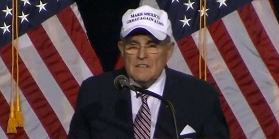 Seguidores de Trump lucen gorra con frase sobre México