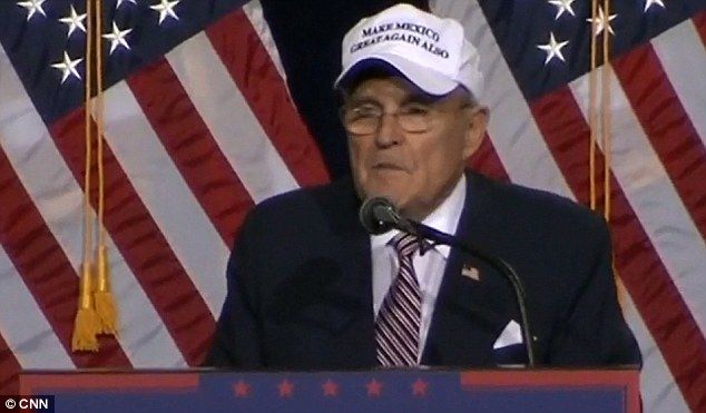 Seguidores de Trump lucen gorra con frase sobre México - rudy-giuliani