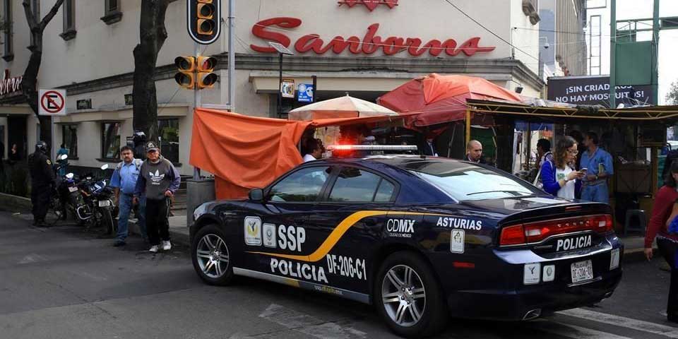 Hombres armados asaltan Sanborns en Cuauhtémoc