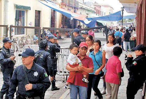 CNTE agrede a fotógrafa por documentar plantón en Oaxaca - seccion-amplio-instalacion-centro-historico_MILIMA20160918_0014_11