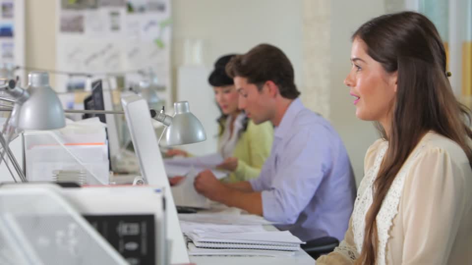 Los riesgos de sentarse más de 8 horas en el trabajo