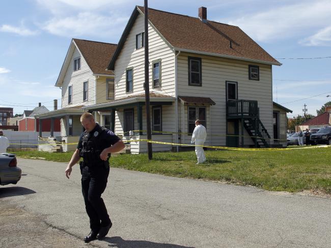 Mujer denuncia secuestro y la policía encuentra más cuerpos en el lugar