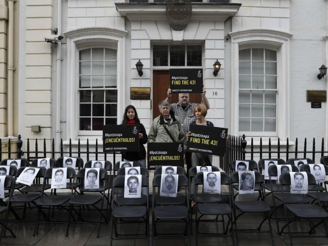 Amnistía Internacional exige justicia por los 43 desde Londres - sillas-ayotzinapa-londres-1