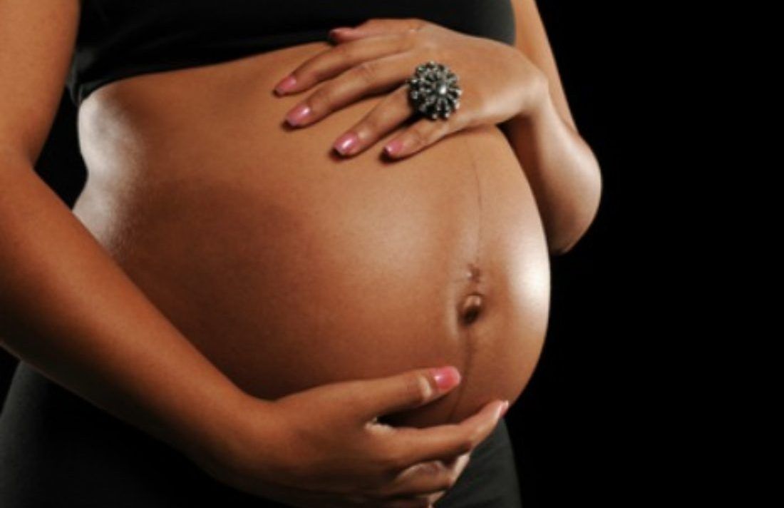 Mujer con impactos de bala en el abdomen da a luz en Chicago