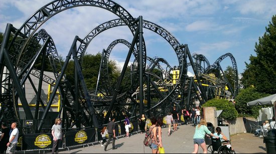 Publican choque de montaña rusa en Inglaterra