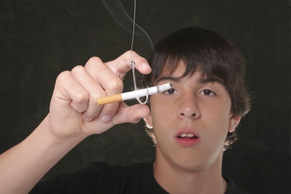 Fumar durante adolescencia triplica riesgo de asma en hijos - smoking-drugging-iStock-Sadeugra